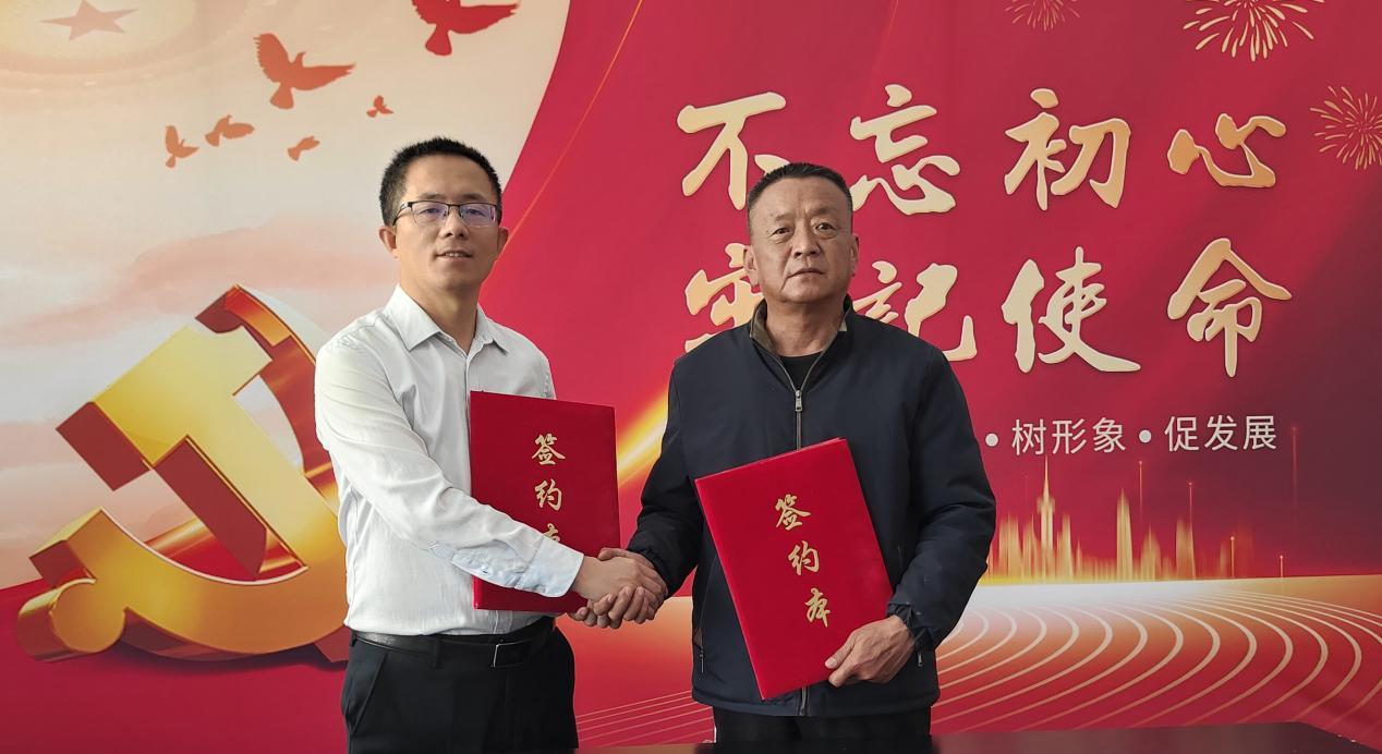 九州控股集团总裁刘孟刚（左）与王秀泽（右）签约