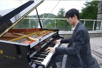 震撼！“魔指精灵”汤珏晨用《浏阳河》惊艳张家界大峡谷