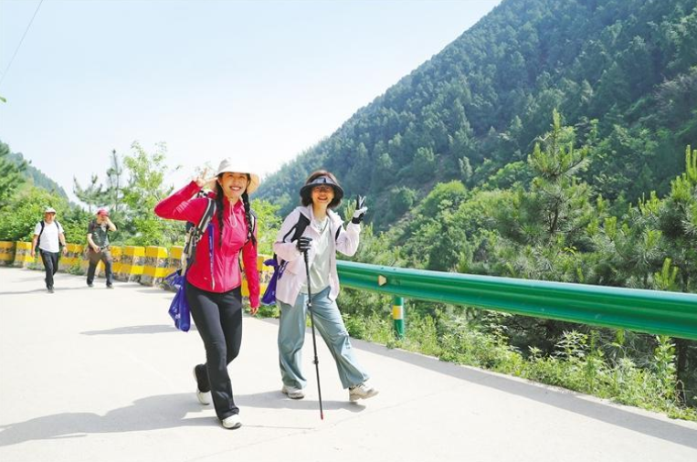 4月26日，徒步爱好者行走在秦岭子午峪。