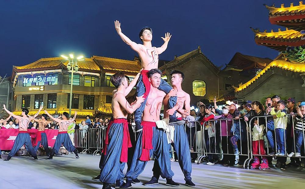 兰州老街以“河西走廊·金城古道”为主题,推出大型沉浸式文旅盛典,让游客感受“金城古道”的历史脉动。