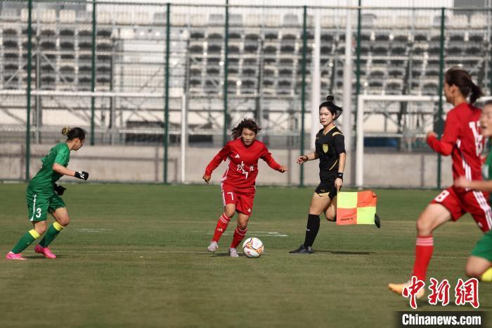 图为陕西队球员与贵州队球员在场上拼抢。(赛事组委会供图)