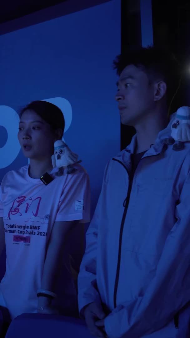 前国羽队员在苏杯现场为中国队加油支招