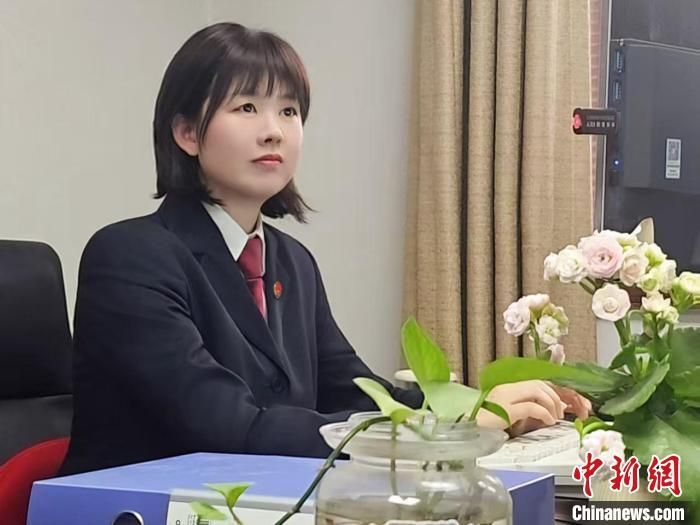 图为陕西省人民检察院干警呼家钰正在处理案头工作。　(陕西省人民检察院供图)
