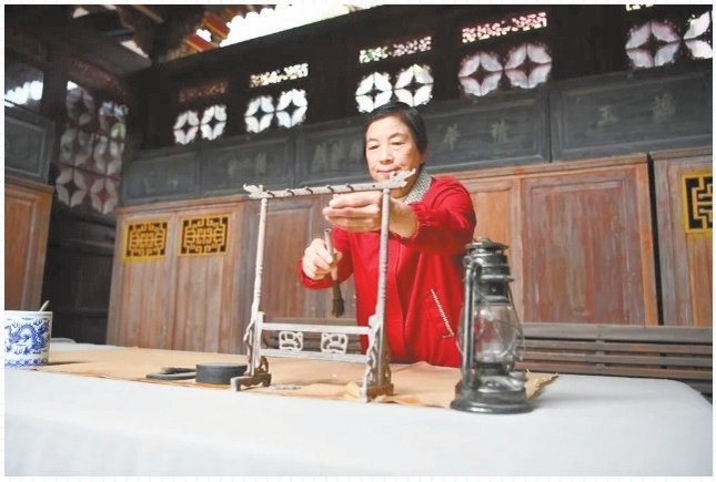 钟寿秀在整理展品。通讯员 李 玲摄