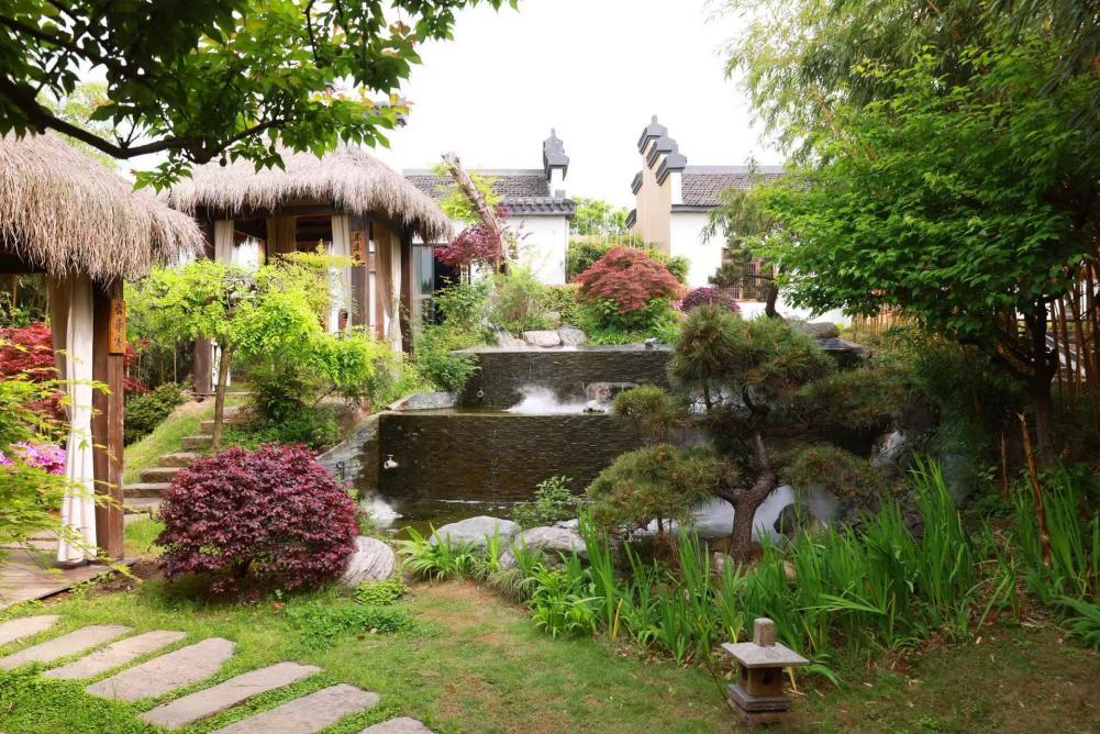 南京牛首山下风景与艺术同框  纳福德精品书画展吸引八方游客