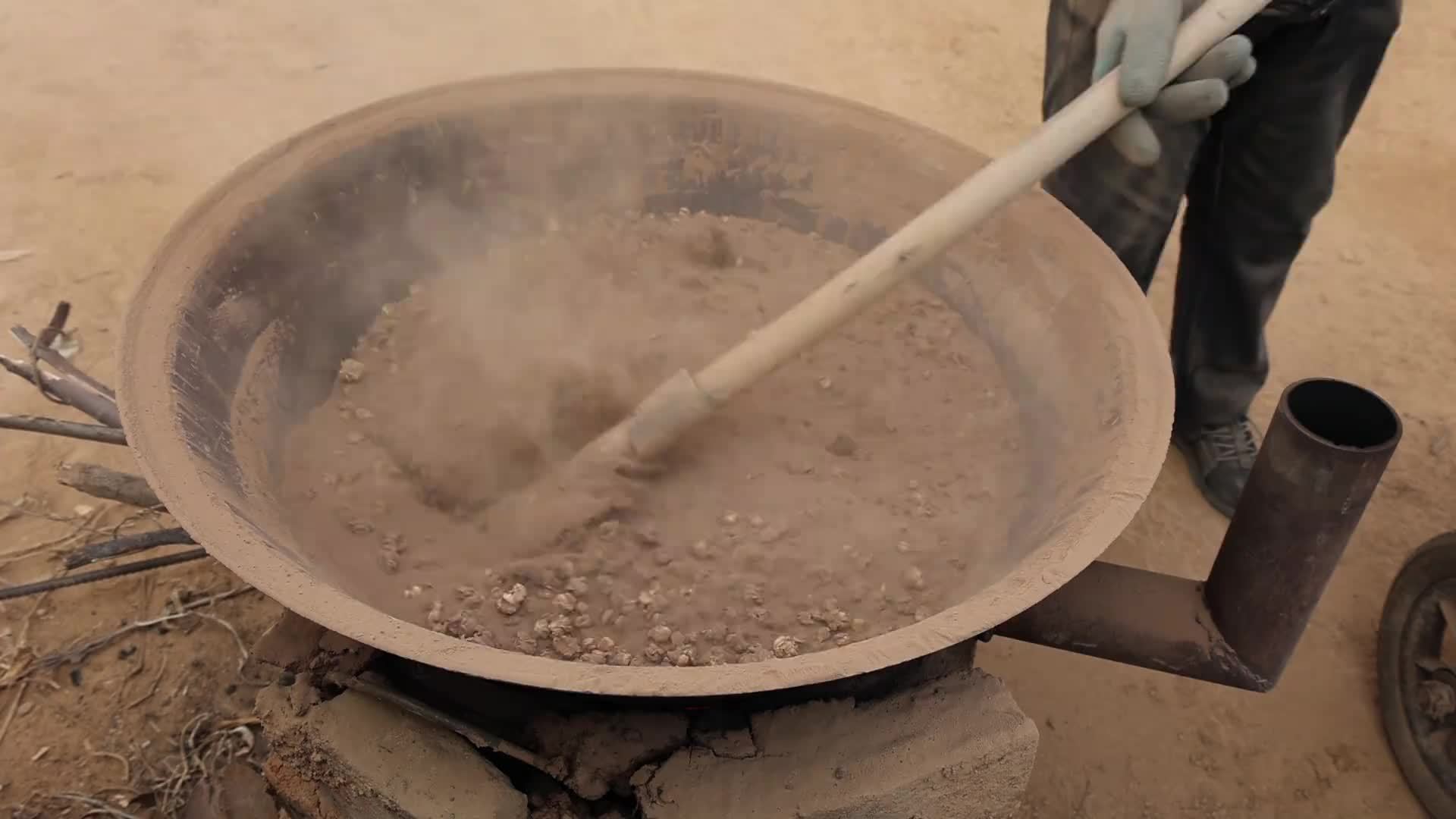 长治大叔做炒指，50斤土5斤面，土比面还细，一锅一换 