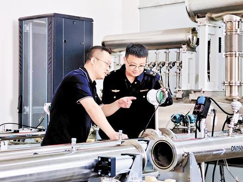 4月29日，沧州市市场监督管理局工作人员（右）到沧州天仪仪器仪表有限公司实验室查看设备运行情况，与企业负责人共商下步发展计划。 本报记者袁铮摄