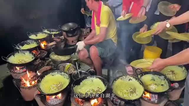 小伙煎饼月薪上万，有人不服，但看完他的操作后：是我井底之蛙了