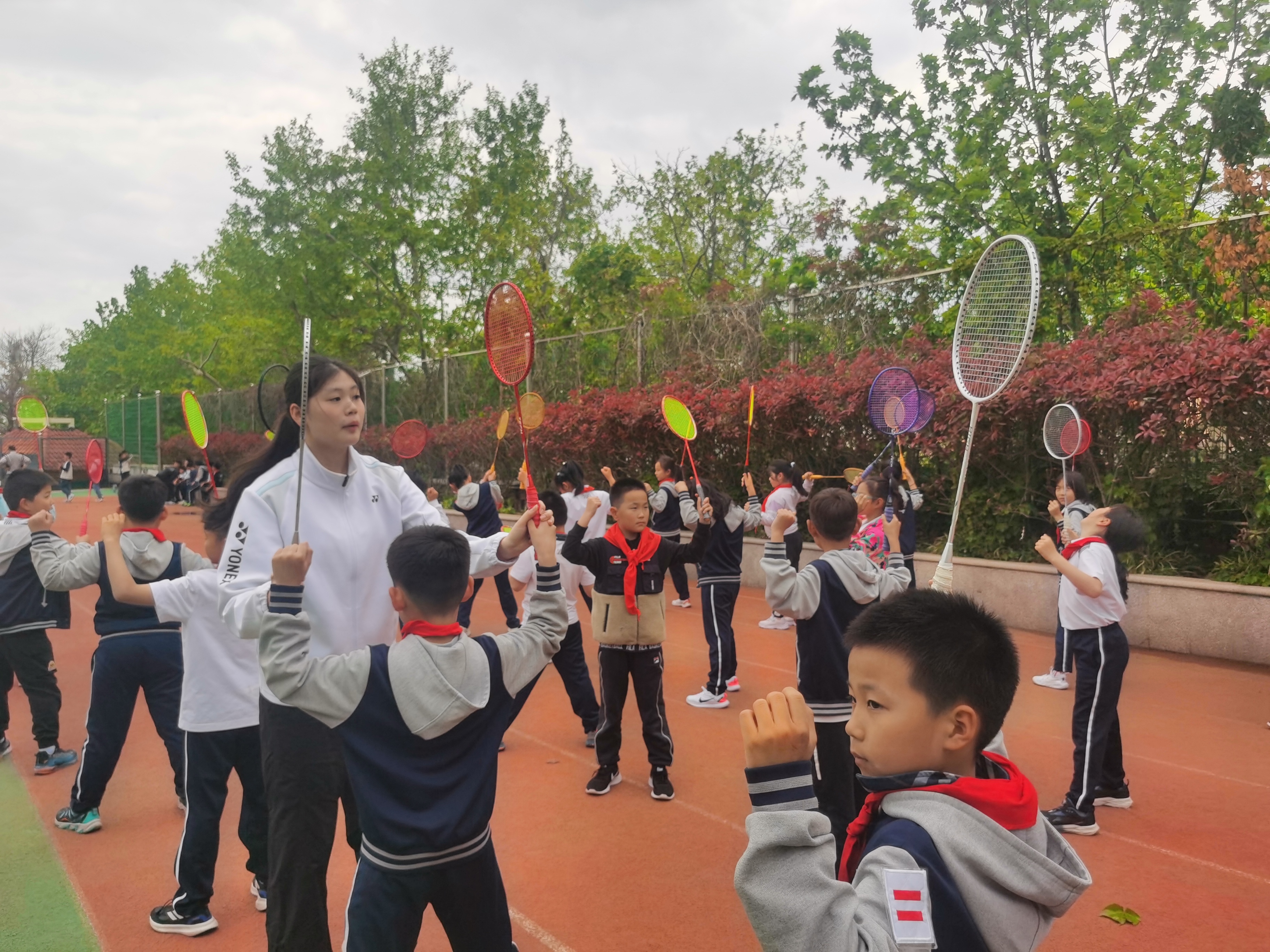 这场校园指导课燃爆了——国家健将陈玺如“羽毛球公益行”走进青岛市实验小学