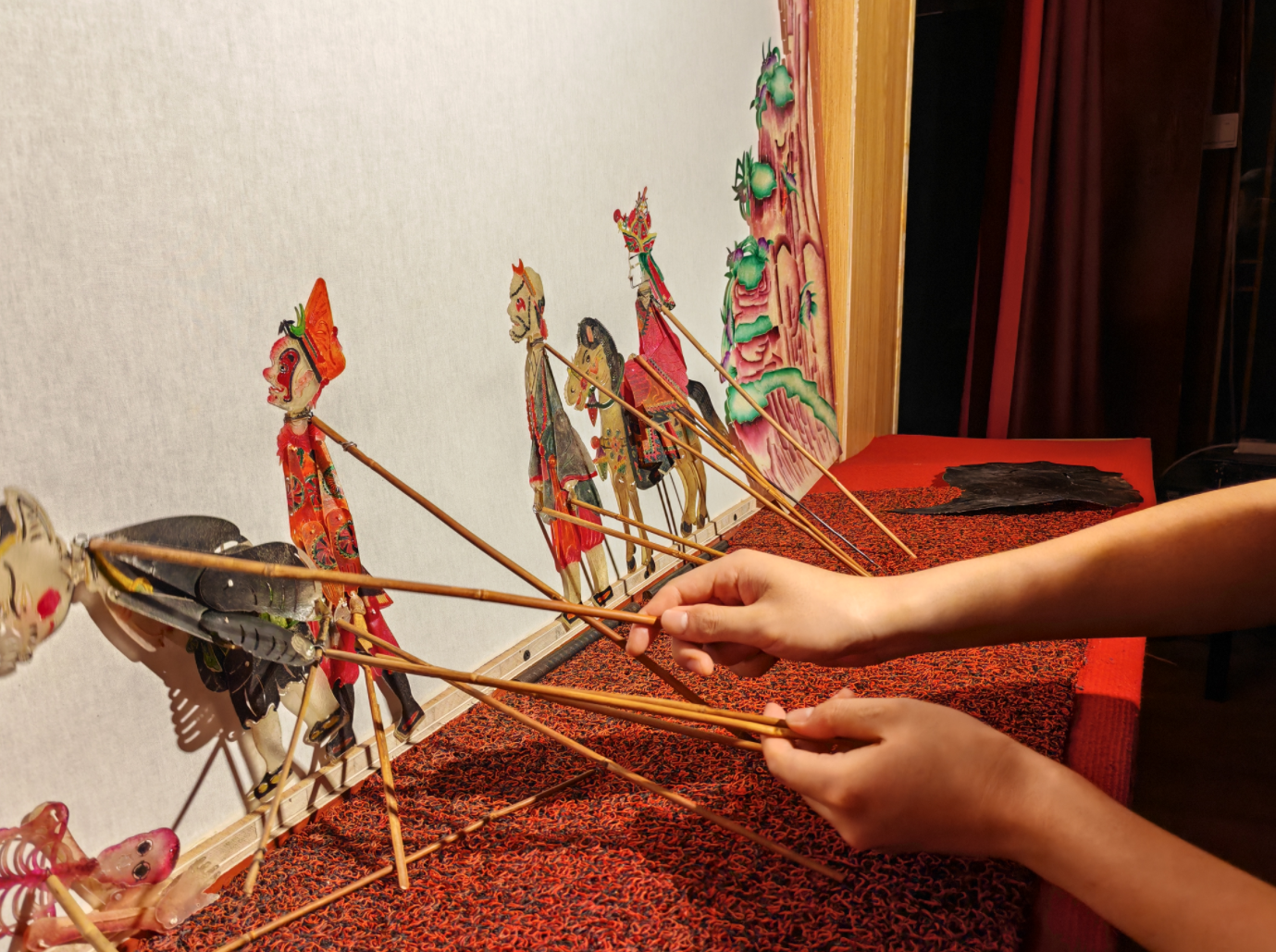 （特写）这是一位皮影戏表演者的手。