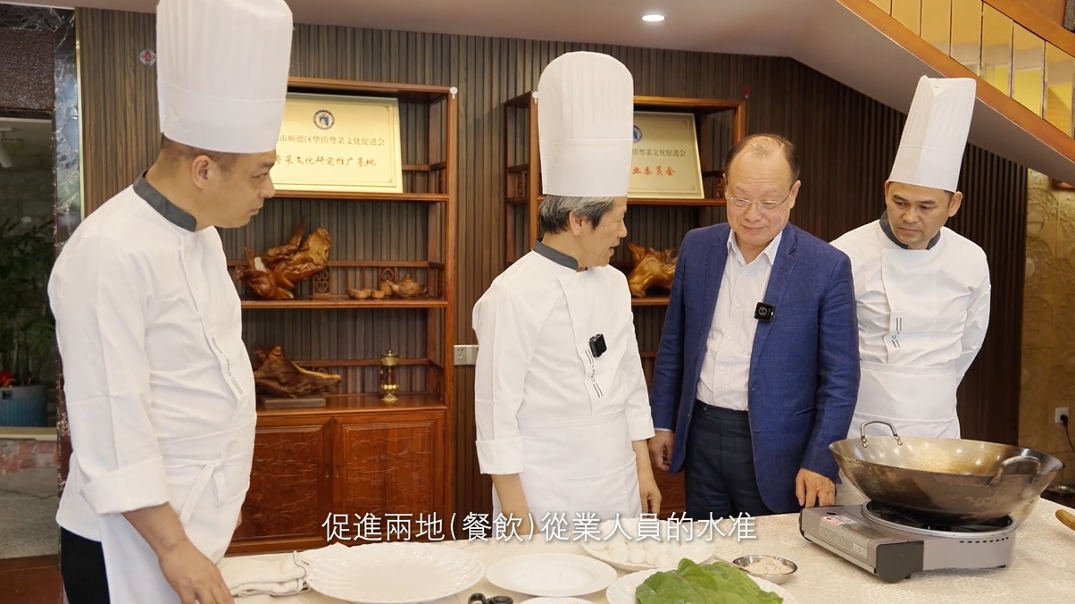 图：蔡彪与顺德厨师进行交流
