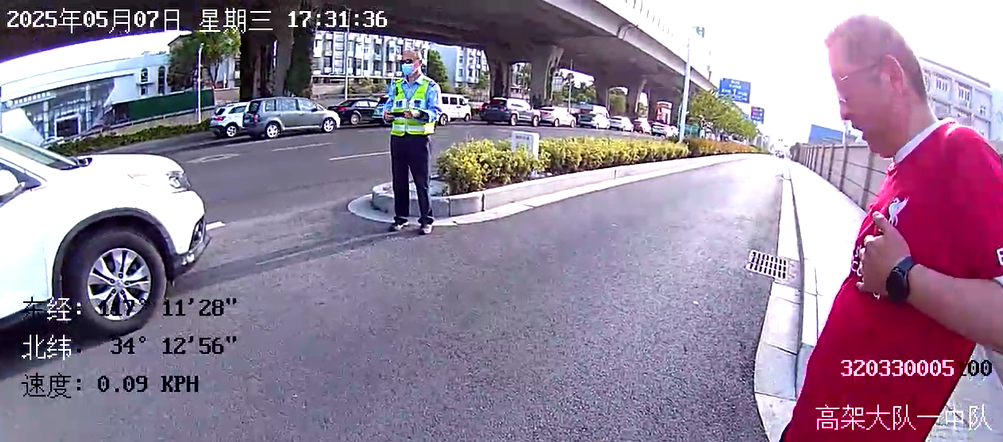 司机突发心脏不适 民警“代驾”紧急救助