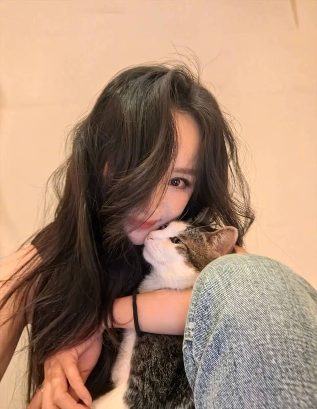 杨幂将小猫咪搂在怀里,爱意满满。