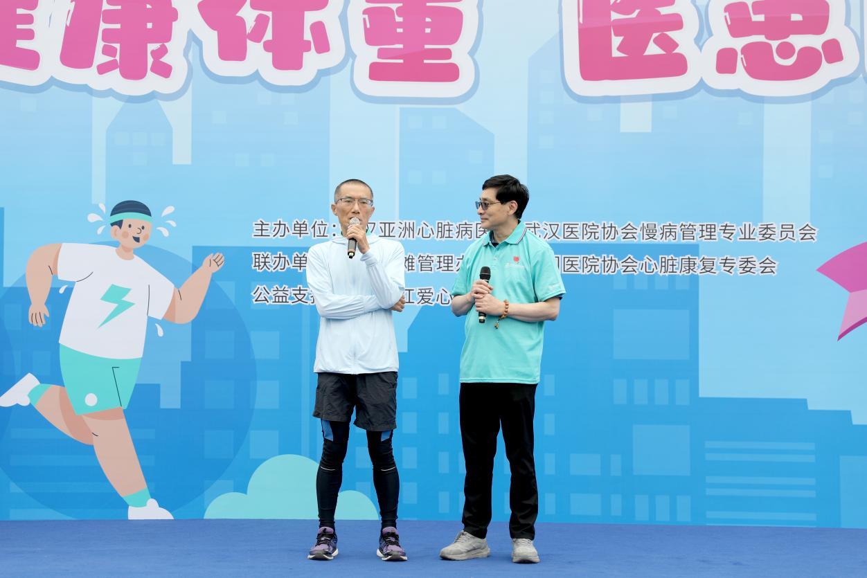 心内科宋丹主任与戴起搏器的运动达人付先生互动