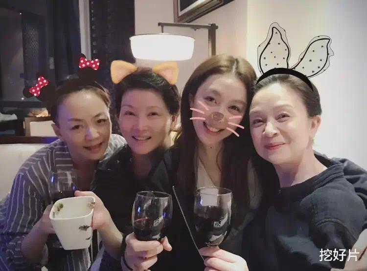 杨洋逛夜市被偶遇__头像丸子头女生图片