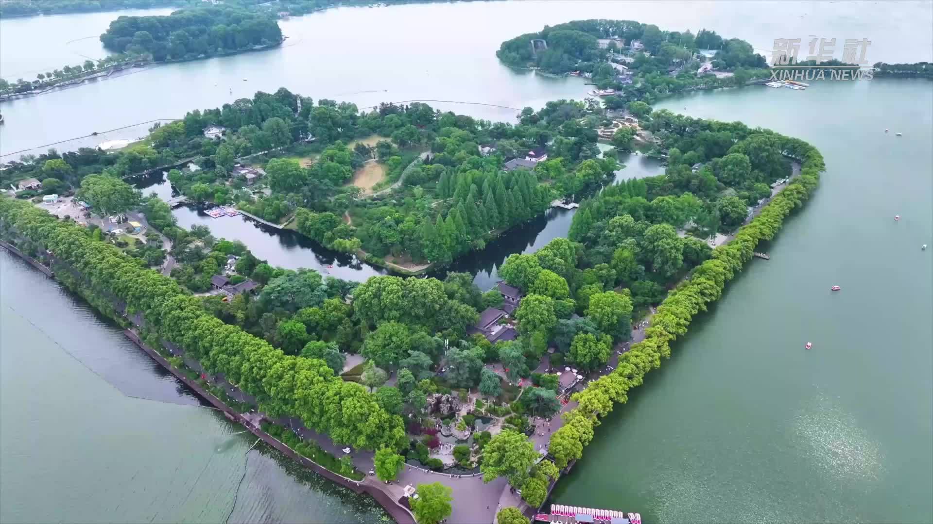 江苏南京：婚姻登记处走进景区 用“一城山水”见证爱情