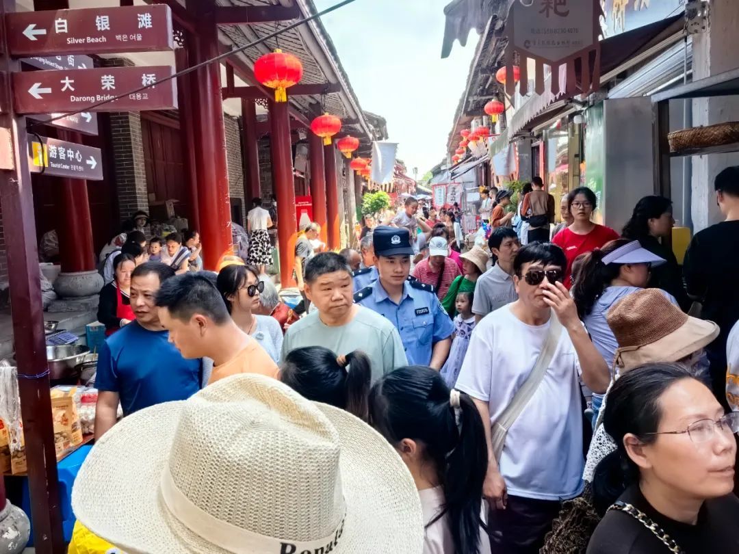 民警在万灵古镇景区巡逻