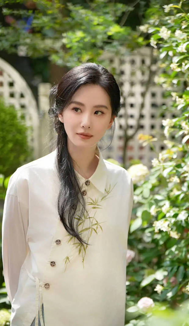 刘诗诗气质斐然。