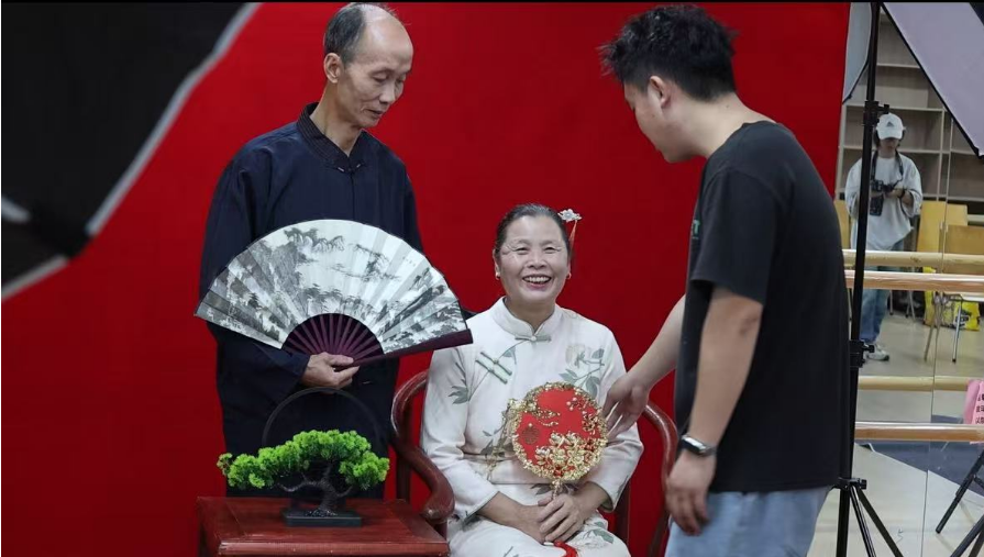 南昌紅谷灘區開展“執手相伴?歲月留影”婚紗攝影活動