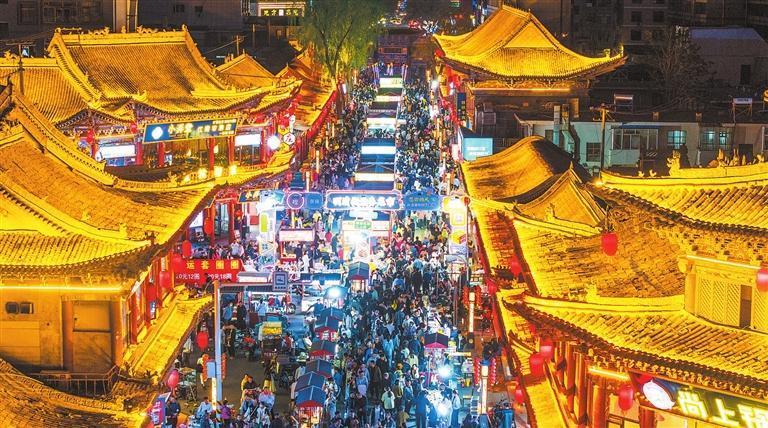 5月2日，张掖市甘州区明清老街游人如织。新甘肃&middot;甘肃日报通讯员　杨潇