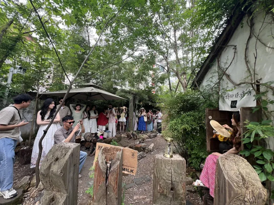 瓷源境三宝排队打卡拍照的游客