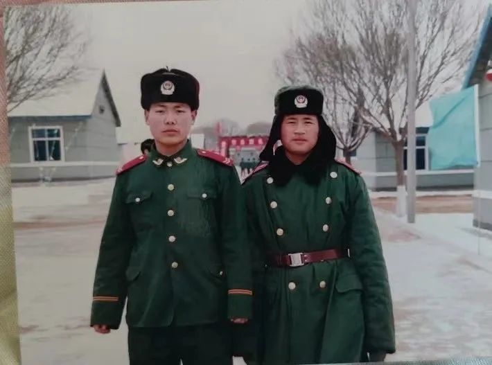 高武在部队服役期间的照片(右)