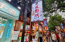 皮影戏也能“定制” 95后小伙让千年光影“潮”起来