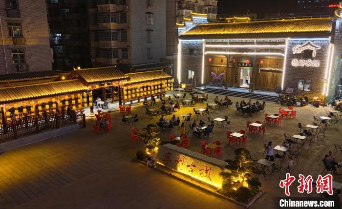 在古城内品茶休闲的游客。(无人机照片) 熊锦阳 摄