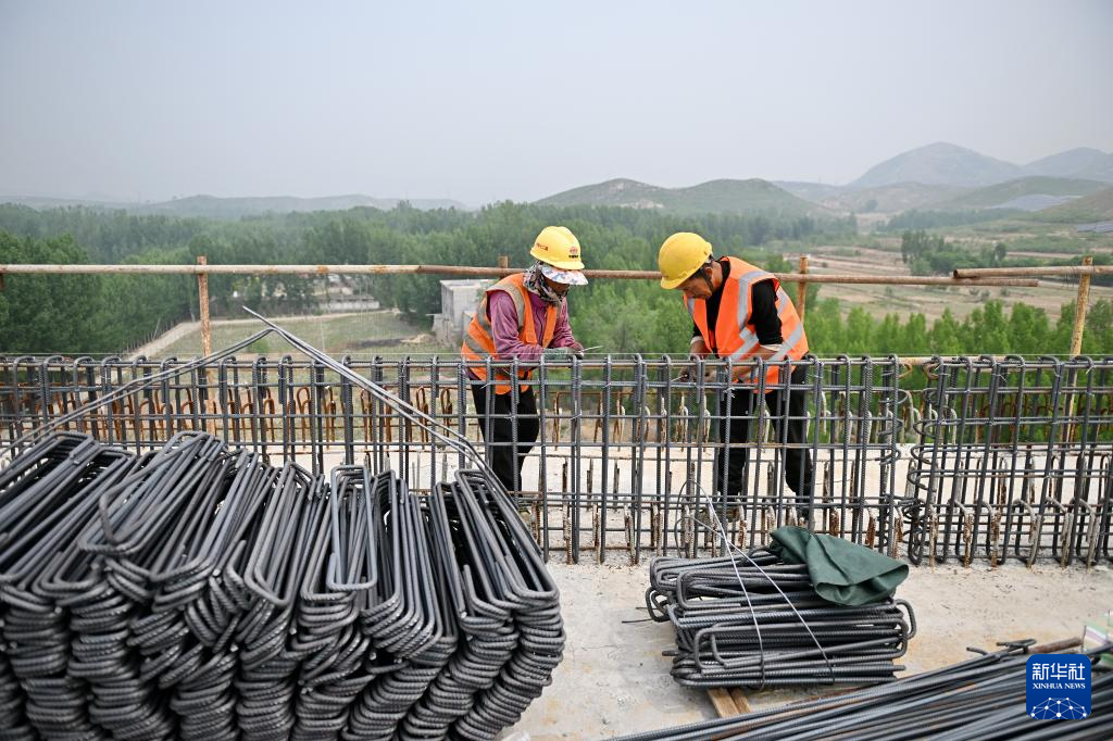5月8日，中铁十二局工人在雄忻高铁河北段站前3标段跨大沙河特大桥建设现场作业。