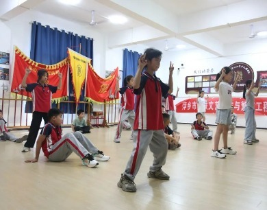 	
萍鄉(xiāng)“10后”學(xué)習(xí)非遺儺舞 傳承人手把手教學(xué)   