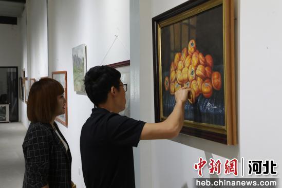 游客参观画展。 白天龙 摄