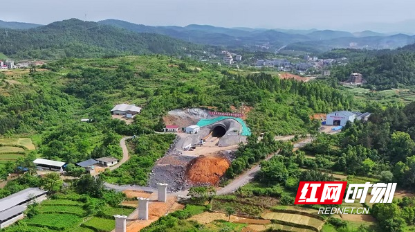 5月6日，邵永高铁新塘冲隧道贯通