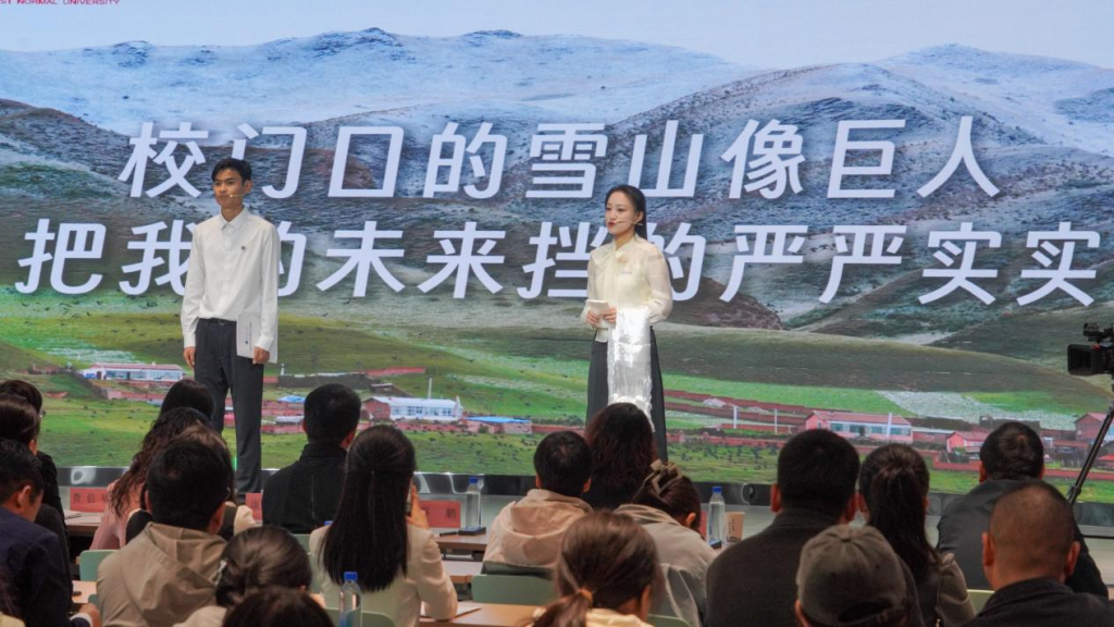 春季赛亚军获得者——西北师范大学“小红马”宣讲团宣讲员马俊（左）、高楠（右）