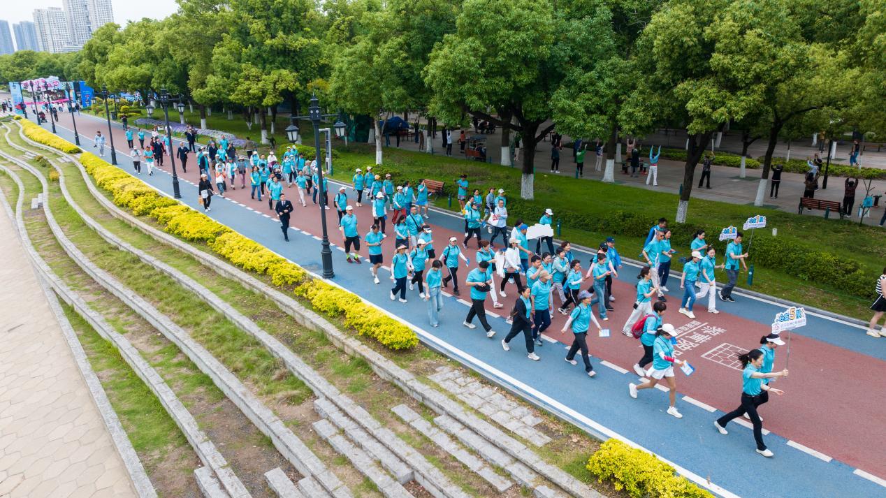 队员们各个步伐矫健