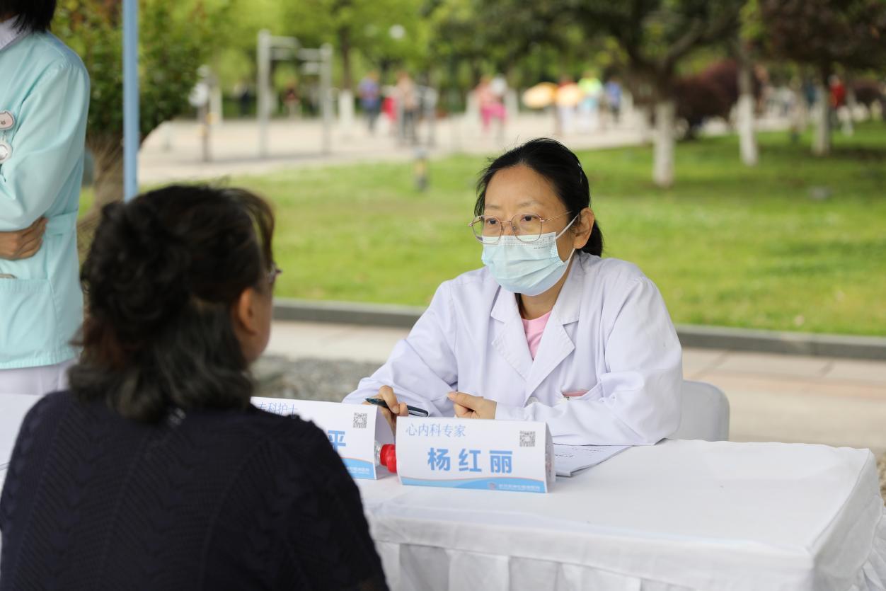 心内科杨红丽主任聆听患者需求
