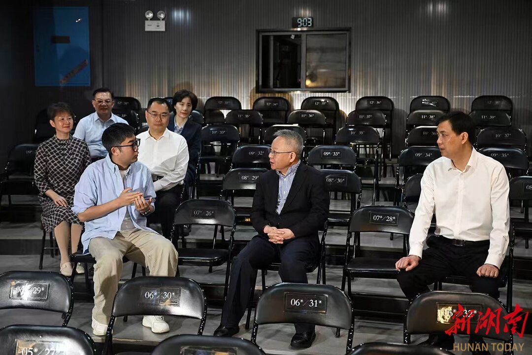 (5月4日,沈晓明来到笑嘛脱口秀剧场调研。)