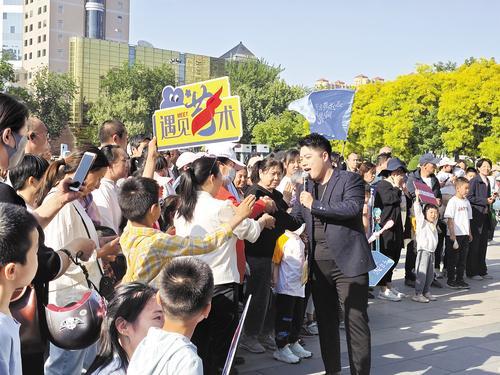 5月1日下午，河北省心连心艺术团的演员在河北博物院北广场进行表演。 本报记者 史晓多摄