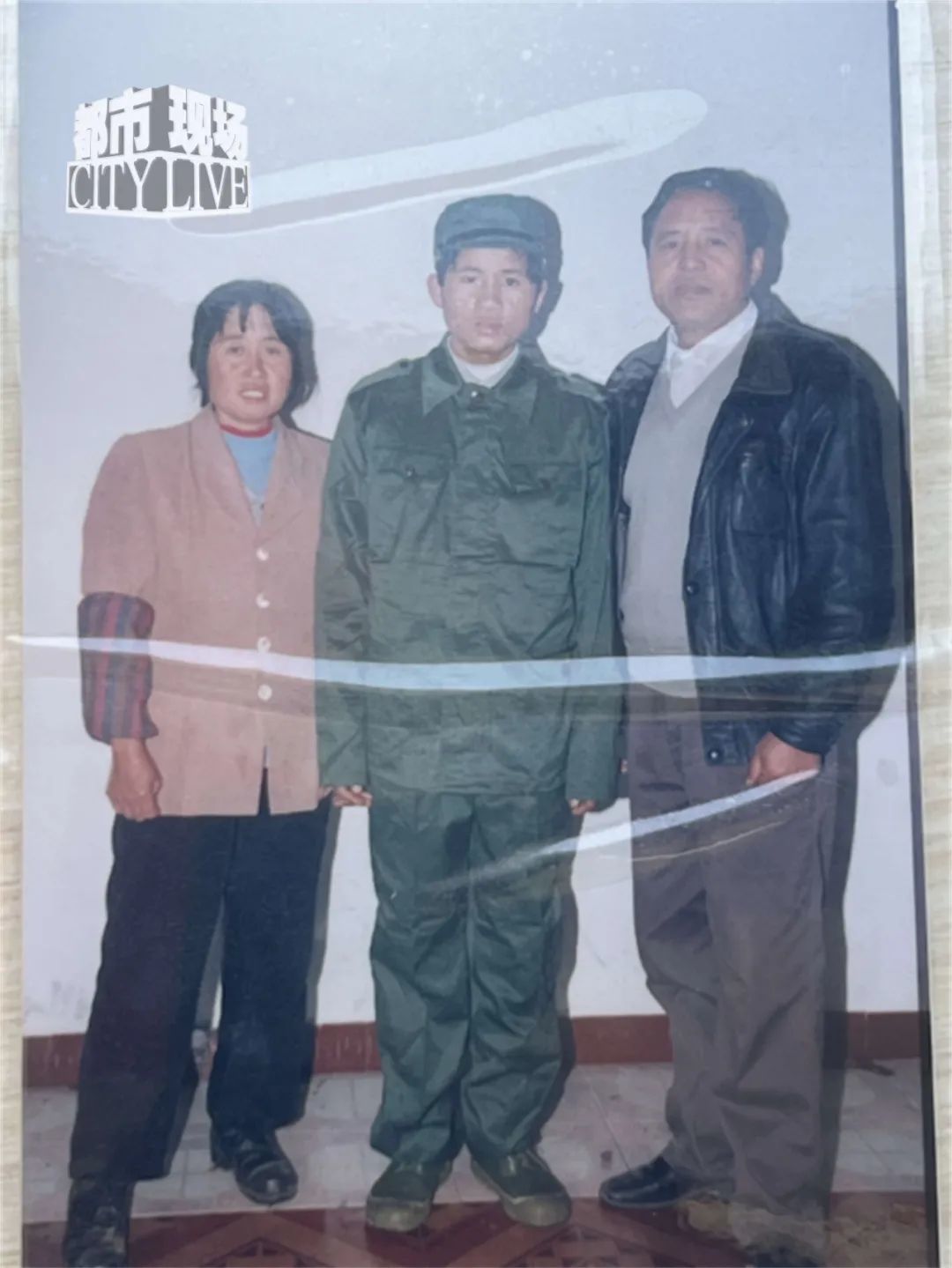 父母送18岁的高武入伍时留影