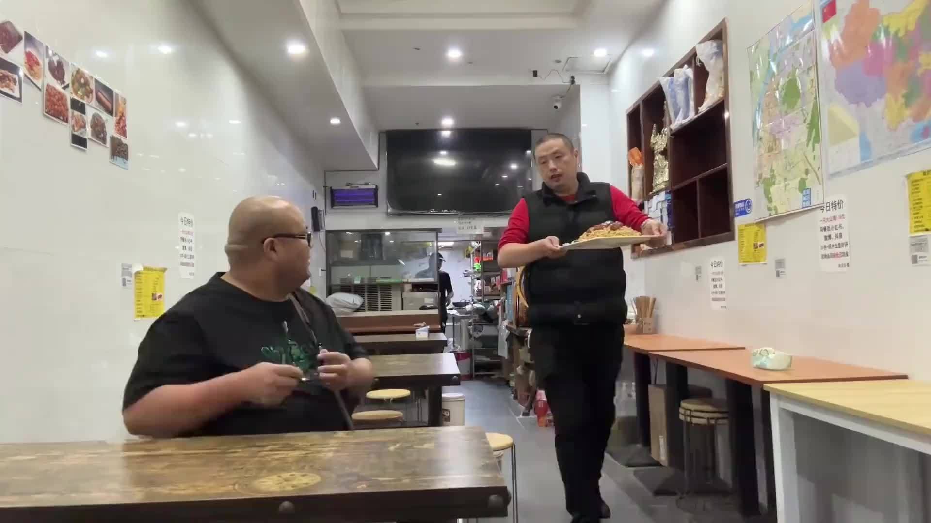 南京128元天价蛋炒饭，店主说根本不赚钱，因为老顾客喜欢吃才做