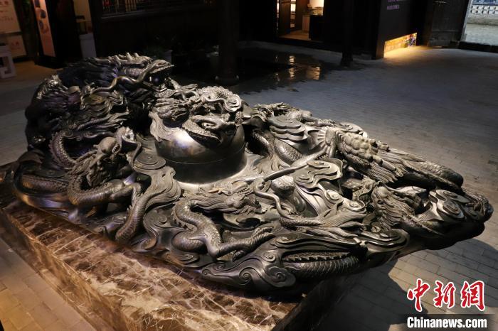 圖為王令作品“巧奪天工九龍硯”。硯長(zhǎng)4.86米，寬2.5米，高1.5米，重13噸，制作周期達(dá)18個(gè)月，被譽(yù)為“硯王”。 熊錦陽(yáng) 攝