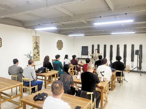 5月4日,在保定市“艺心同行”青年文化夜校遁境源教学点,学员们在上戏曲课。 保定市群众艺术馆供图