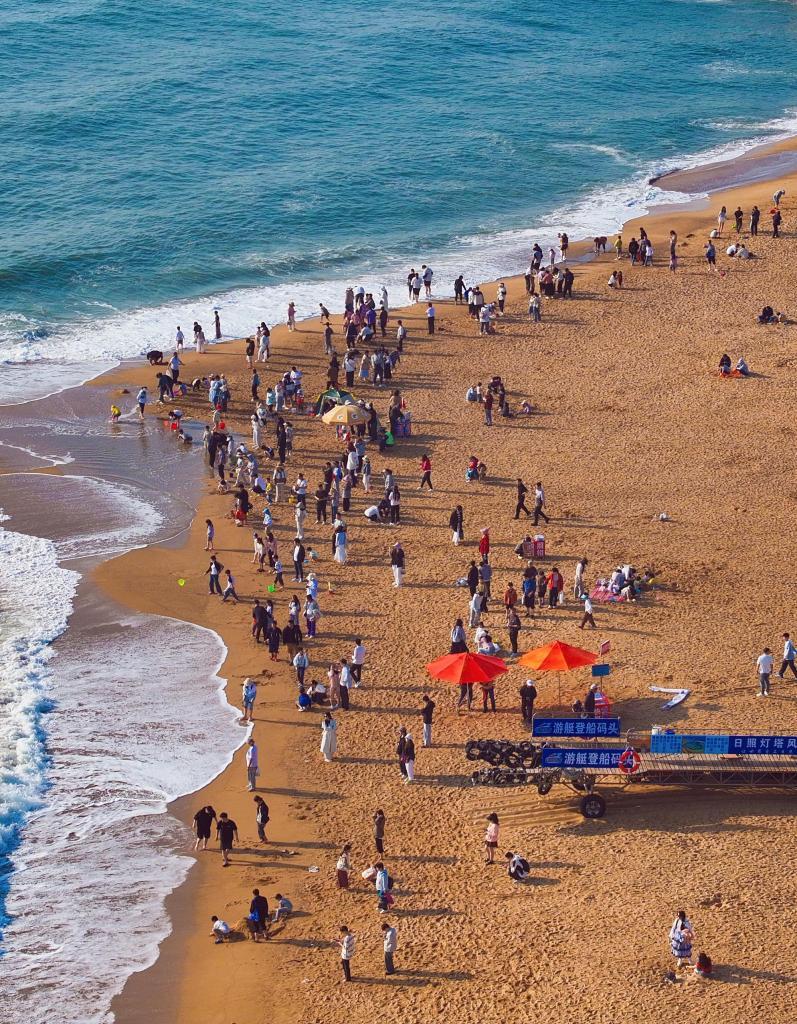 金沙滩与浪花共舞,细软的沙粒流淌着大海的诗意。宋年升 摄