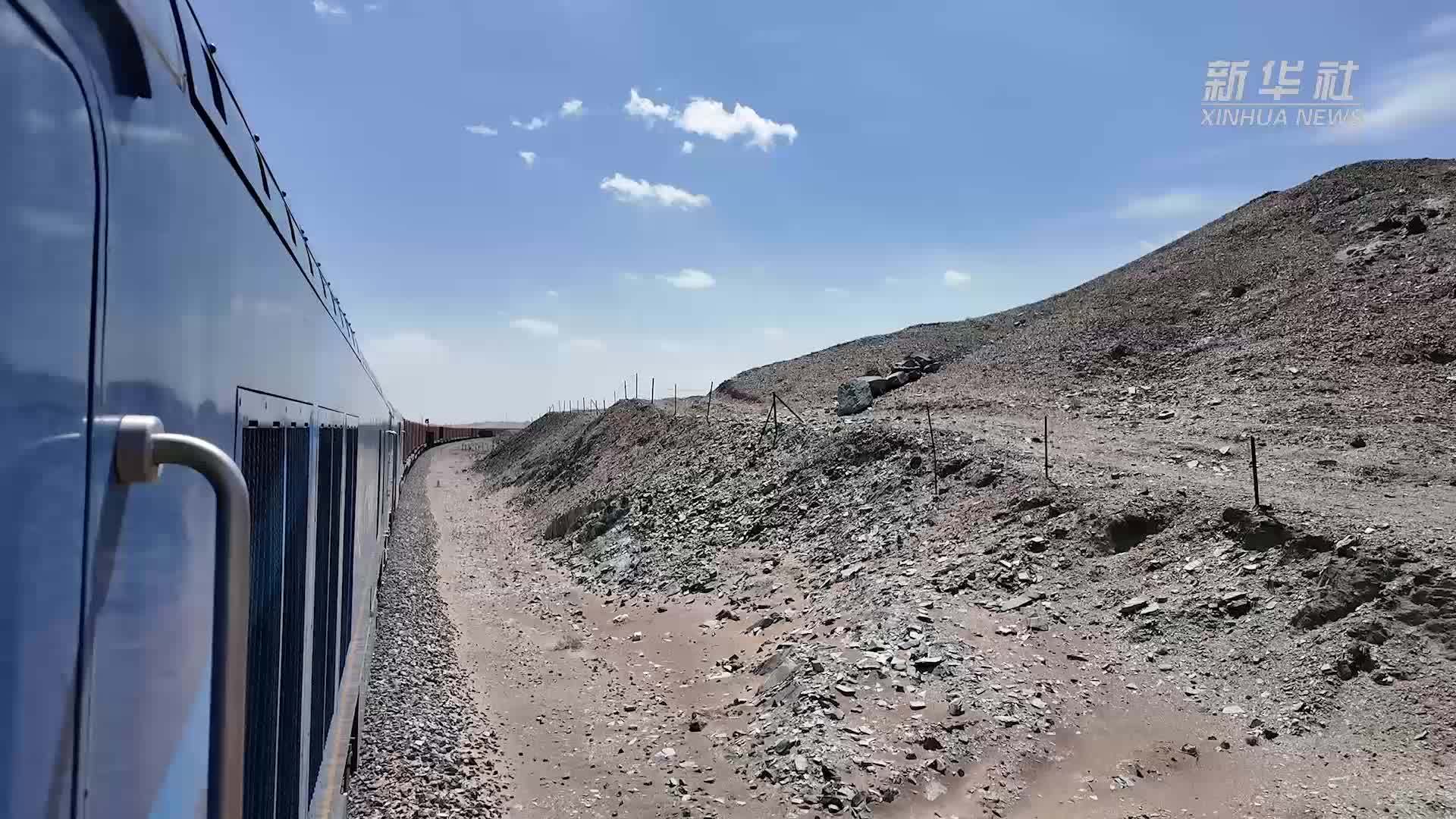 大漠中 铁轨上的青春接力