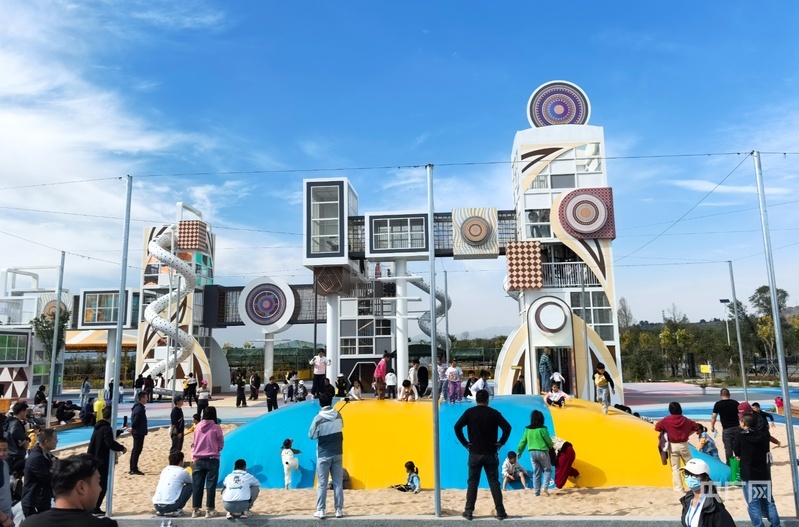 游客在淘淘兔乐园游玩（央广网发　甘肃新丝路交旅公司供图）