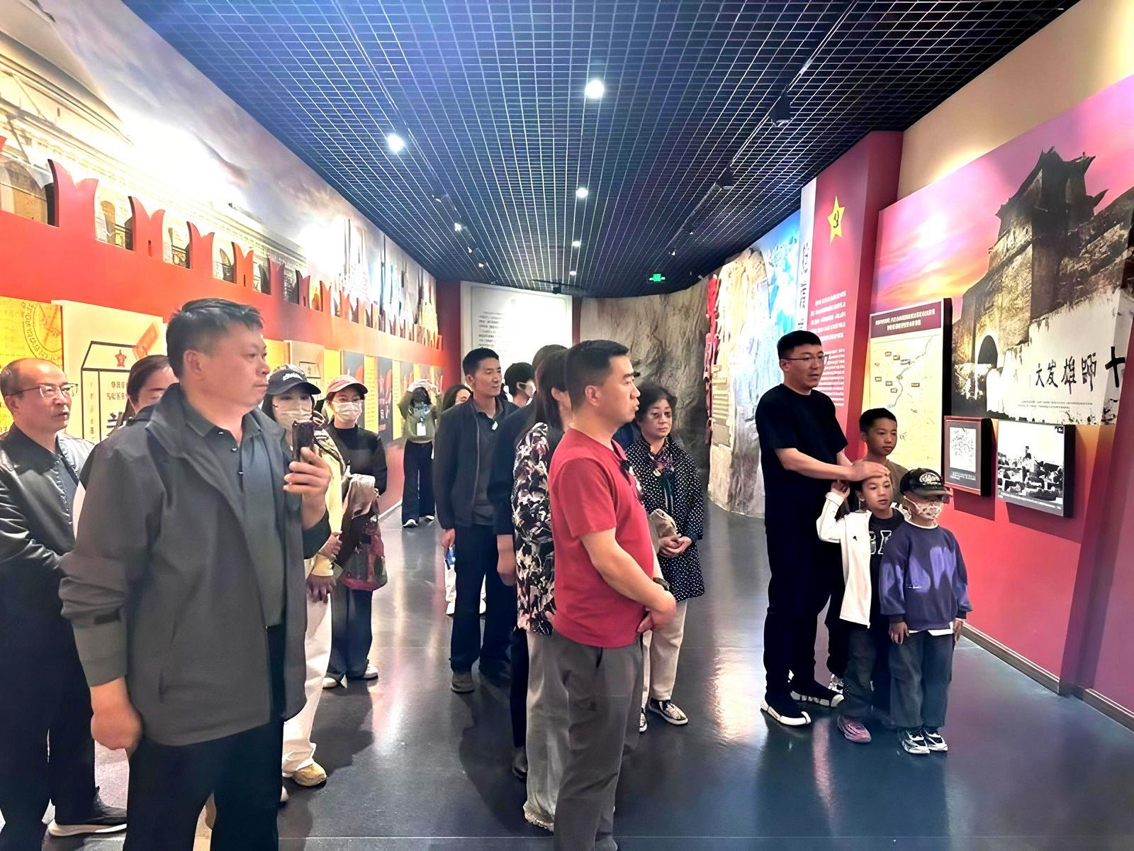 游客参观古浪战役纪念馆