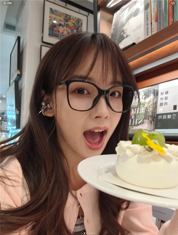 王冰冰手持OPPO Reno14自拍:人鱼姬配色 这颜值太梦幻