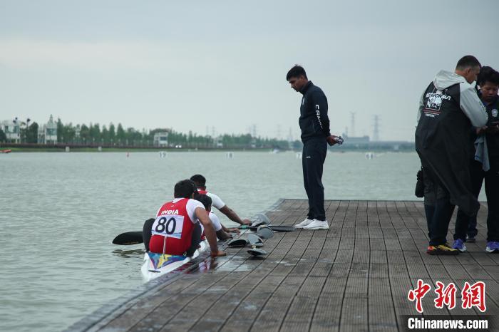 圖為印度選手正在賽前準(zhǔn)備。中新社記者 劉思偉 攝