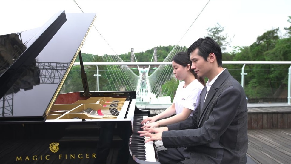 这首《猫和老鼠》 是不是你在张家界大峡谷玻璃桥上的心声