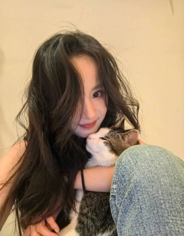 搜狐娱乐讯 5日,杨幂在立夏当天更新一组美照,她一头慵懒卷发妩媚迷人,抱着猫咪贴贴合影,面露温柔笑容,超宠溺!