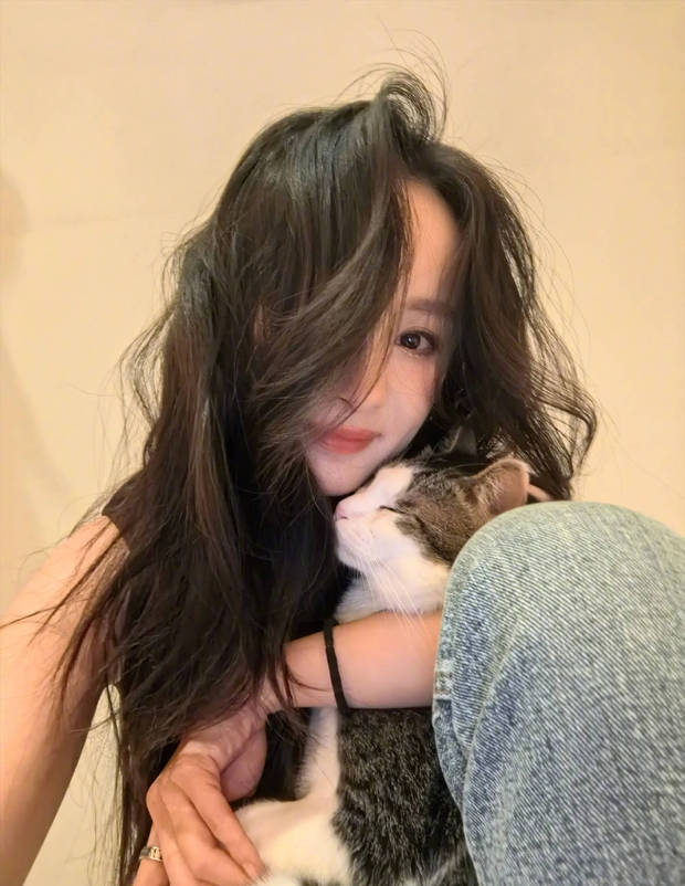 杨幂绽放迷人笑容,心情大好。